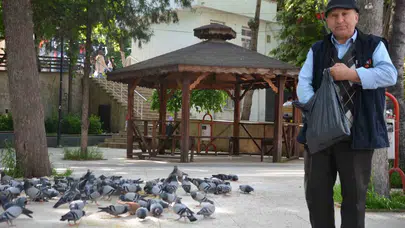 Bayram sevincini kuşlarla paylaşıyor: Şehitler Parkı’nın gönüllü koruyucusu