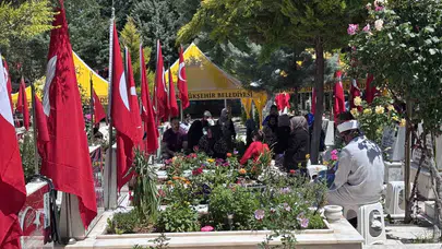 Gaziantep’te hüzünlü Arefe: Bayram sevincini kabir başında dualarla aradılar