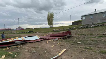 Kars’ta dehşet anları: Fırtına çatıyı kağıt gibi savurdu