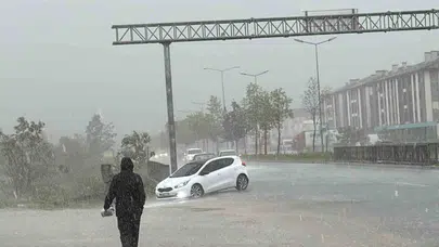 Düzce'de gökyüzü bir anda karardı: Şehir merkezinde hayat felç oldu