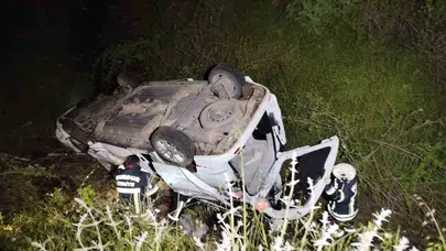 Burdur’da korku dolu anlar: 20 metrelik uçuruma yuvarlanan araçtan sağ çıktılar