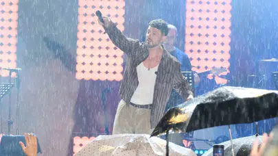 Yağmur yağdı, konser iptal olmadı: Menemen’de Murat Boz rüzgarı esti