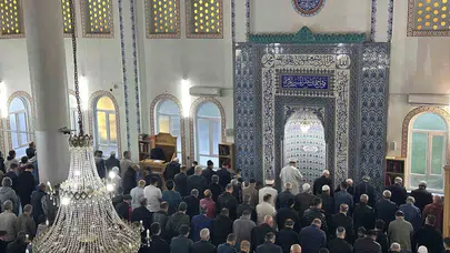 Uşak’ta bayram coşkusu: Binlerce vatandaş saf tuttu, dualar semaya yükseldi