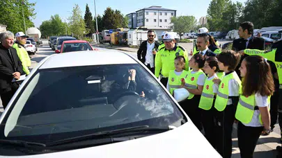 Kocaeli'de miniklerin trafik mesaisi: Sürücülere ders niteliğinde uyarılar