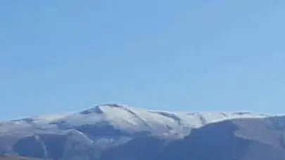 Muğla’da bahar şaşkınlığı: Mayıs ayında zirveye lapa lapa kar yağdı
