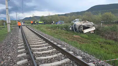 Kütahya’da tren yolu facianın eşiğinden döndü: Hemzemin geçitteki çarpışmada 4 kişi hastanelik oldu