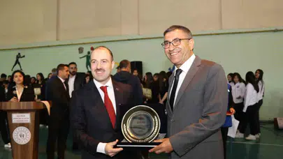 Oltu’nun gençlerine spor desteği: İş insanı Hasan Oğuz’a onur plaketi