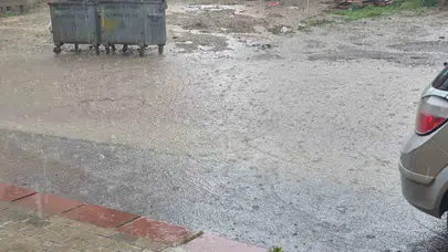 Başkentte gökyüzü karardı: Şiddetli yağış trafiği felç etti