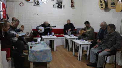 Sivas'ta oyun masaları yerini notalara bıraktı: Bu kahvehanede dedikodu değil, türküler konuşuyor
