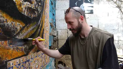 Eski evlerin tozlu raflarından sanat galerilerine: 90’ların perdeleri tuval oldu