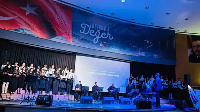 Yeşilçam rüzgarı sahnede esti: Fen liseli gençlerden unutulmaz nostalji gecesi