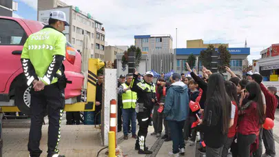 Salihli’de kaza anı simülasyonu: Öğrenciler emniyet kemerinin hayat kurtaran gücünü yaşayarak öğrendi