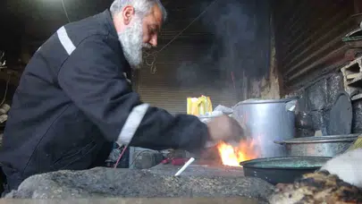 Dede mirası ocağın son bekçisi: Bakırın lezzeti unutulsa da o vazgeçmiyor