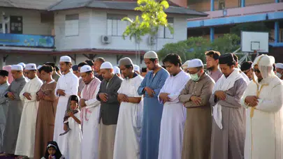 Tayland’da bayram coşkusu: 35 derece sıcaklık binlerce Müslümanı camilere taşıdı