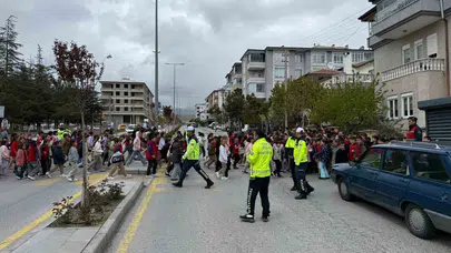 Minik öğrencilere trafik dersi: Jandarma ve polisten sahada tam destek