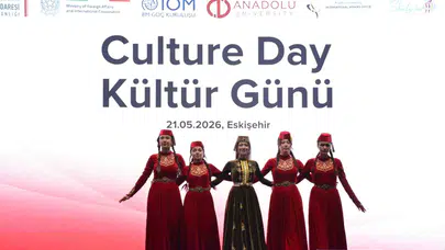 Dünya kampüste buluştu: Anadolu Üniversitesi’nde renkli kültür şöleni