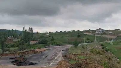 Kayseri'de felaket anı: Şiddetli yağış viyadüğü yerle bir etti