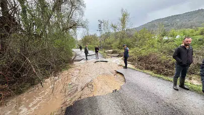 Karabük'te kabus dolu anlar: Sel suları köprüyü yıktı, vatandaşlar iş makinesiyle kurtarıldı