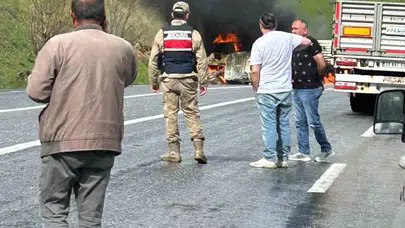 Bitlis'te dehşet anları: İki sürücü alev topuna dönen araçlarda can verdi