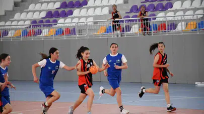 Geleceğin yıldızları parkede parladı: Hentbolde şampiyonluk coşkusu