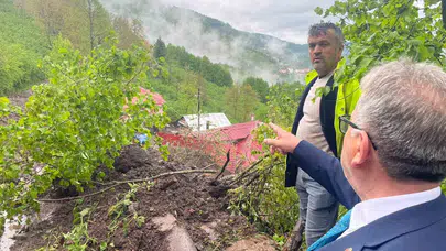 Ordu’da kabus dolu anlar: Evin içinden geçen sel suları eşyaları caddeye sürükledi