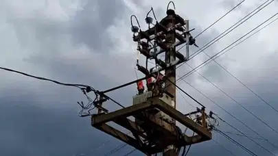 Bolu semalarında korku dolu anlar: Yıldırım elektrik direğini hedef aldı