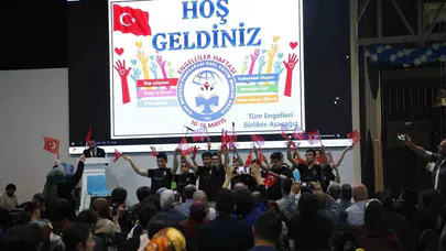 Kayseri'de özel öğrencilerin büyük başarısı: AVM sahnesinde yeteneklerini konuşturdular
