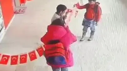 Erzurum’da minik yüreklerden büyük sadakat: Yerdeki bayrağı görünce bakın ne yaptılar