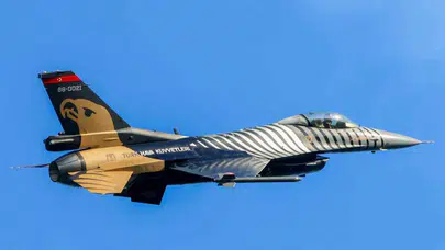 İstanbul semalarında F-16 rüzgarı: Fetih coşkusu SOLOTÜRK ile zirveye taşındı