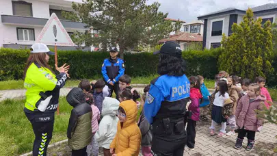 Minik adımlara büyük ders: Erzincan'da geleceğin sürücüleri trafik kurallarını sahadan öğreniyor