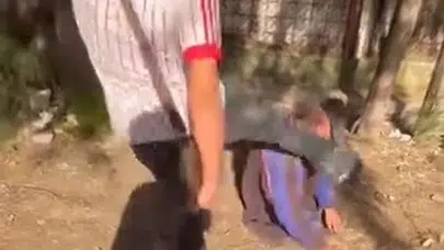 İzmir’de vicdanları sızlatan görüntü: Sokakta uyuyan yaşlı adama tekme atıp o anları paylaştılar