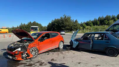 Uşak'ta trafik dehşeti: İki araç birbirine girdi, beş kişi hastanelik oldu