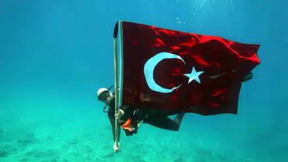 Mavi derinliklerde 19 Mayıs coşkusu: Fethiye’de bayrak 8 metre aşağıda dalgalandı