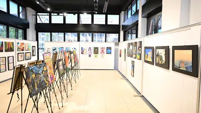 Fırçalarını hayallerine daldırdılar: Kartepe’de genç yeteneklerin sanat şöleni