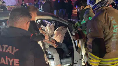 Samandağ’da dehşet anları: Kafa kafaya çarpışan araçlarda 6 kişi yaralandı