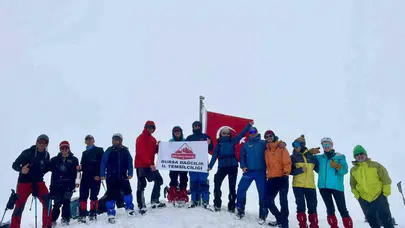 Mayısta kış manzarası: Uludağ zirvesinde 2 metre karın içinde şanlı bayrak dalgalandı