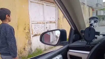 Okul yolunda değil ama kalbinde: Minik Emre’nin İstiklal Marşı hassasiyeti görenleri duygulandırdı