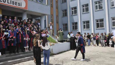 Muş’ta unutulmaz gün: Genç mezunlar yeni hayatlarına kep atarak merhaba dedi