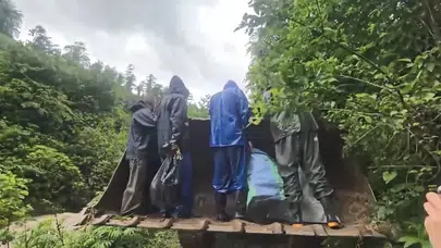 Hopa'da çay hasadı kabusa döndü: Azgın suların ortasında kalan işçileri kepçe kurtardı