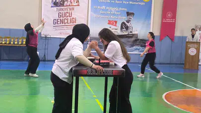 Şuhut’ta bayram coşkusu: Gençler hünerlerini sergiledi, salon alkışlarla inledi