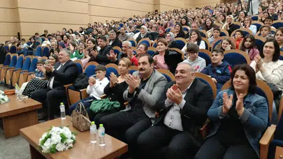 Barış Manço'nun sesi Zonguldak'ta yankılandı: Mikrofonu eline alan müdür izleyenleri mest etti