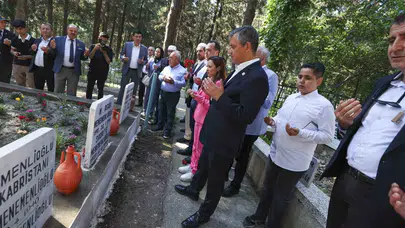 Özgür Özel’in Manisa mesaisi: Bayram sabahı hemşehrileriyle kucaklaştı, vefa ziyaretlerini ihmal etmedi