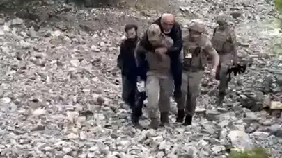 Tunceli'de zorlu arazi operasyonu: Dere yatağında mahsur kalan vatandaşı jandarma sırtında taşıdı