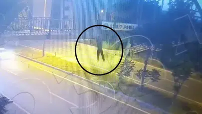 Hatay'da yürekleri ağza getiren olay: Üst geçitten atlayan çocuğa seyir halindeki araç çarptı