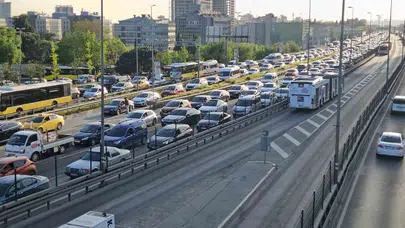 İstanbullunun mesai bitimi çilesi: Yollar kilitlendi, trafik haritası kırmızıya boyandı