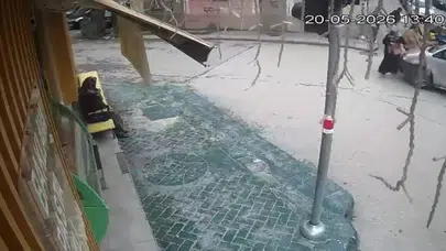 Eskişehir'de dehşet anları: Kontrolden çıkan otomobil kaldırımdaki yayaları biçti