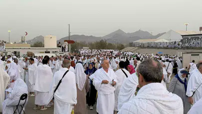 Arafat’ta bariyer krizi: Hacılar Rahmet Tepesi’ne ulaşmak için telleri aştı