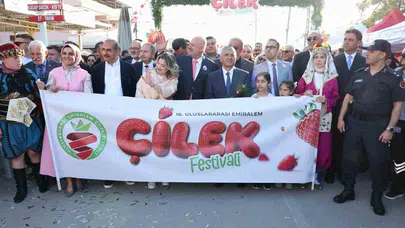 Emiralem’de çilek bereketi dünyaya açıldı: Bin stantlık dev festival başladı