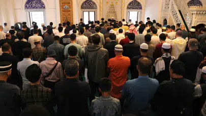 Uzak Doğu’da bayram bereketi: Tokyo Camii’nde cemaat sığmadı, namaz üç kez kılındı