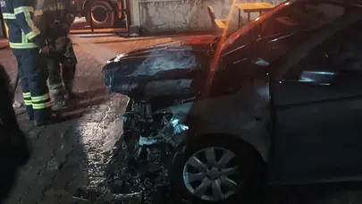 Dörtyol’da korku dolu anlar: Park halindeki araç bir anda alev topuna döndü